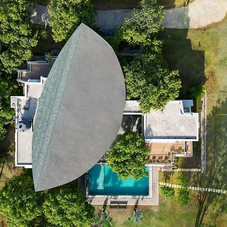 The Leaf By Stayvista - An Enchanting Escape Offering A Pool, Terrace, Lush Lawn, Contemporary Interiors, And Indoor Games Alībāg Dış mekan fotoğraf