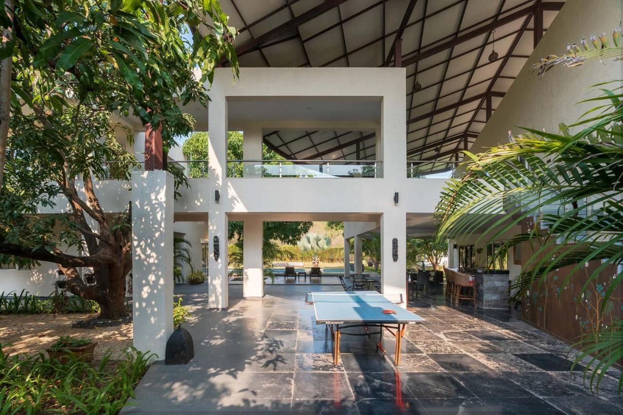 The Leaf By Stayvista - An Enchanting Escape Offering A Pool, Terrace, Lush Lawn, Contemporary Interiors, And Indoor Games Alībāg Dış mekan fotoğraf