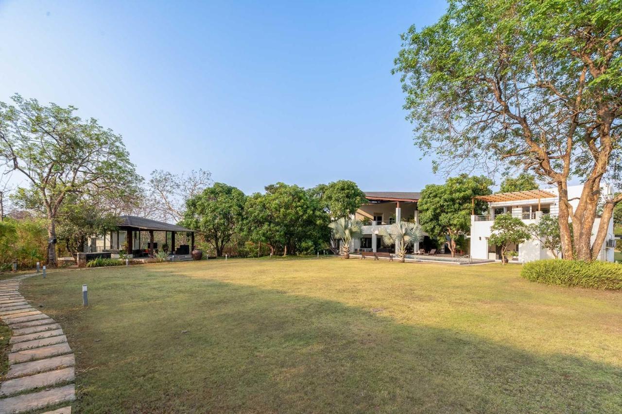 The Leaf By Stayvista - An Enchanting Escape Offering A Pool, Terrace, Lush Lawn, Contemporary Interiors, And Indoor Games Alībāg Dış mekan fotoğraf
