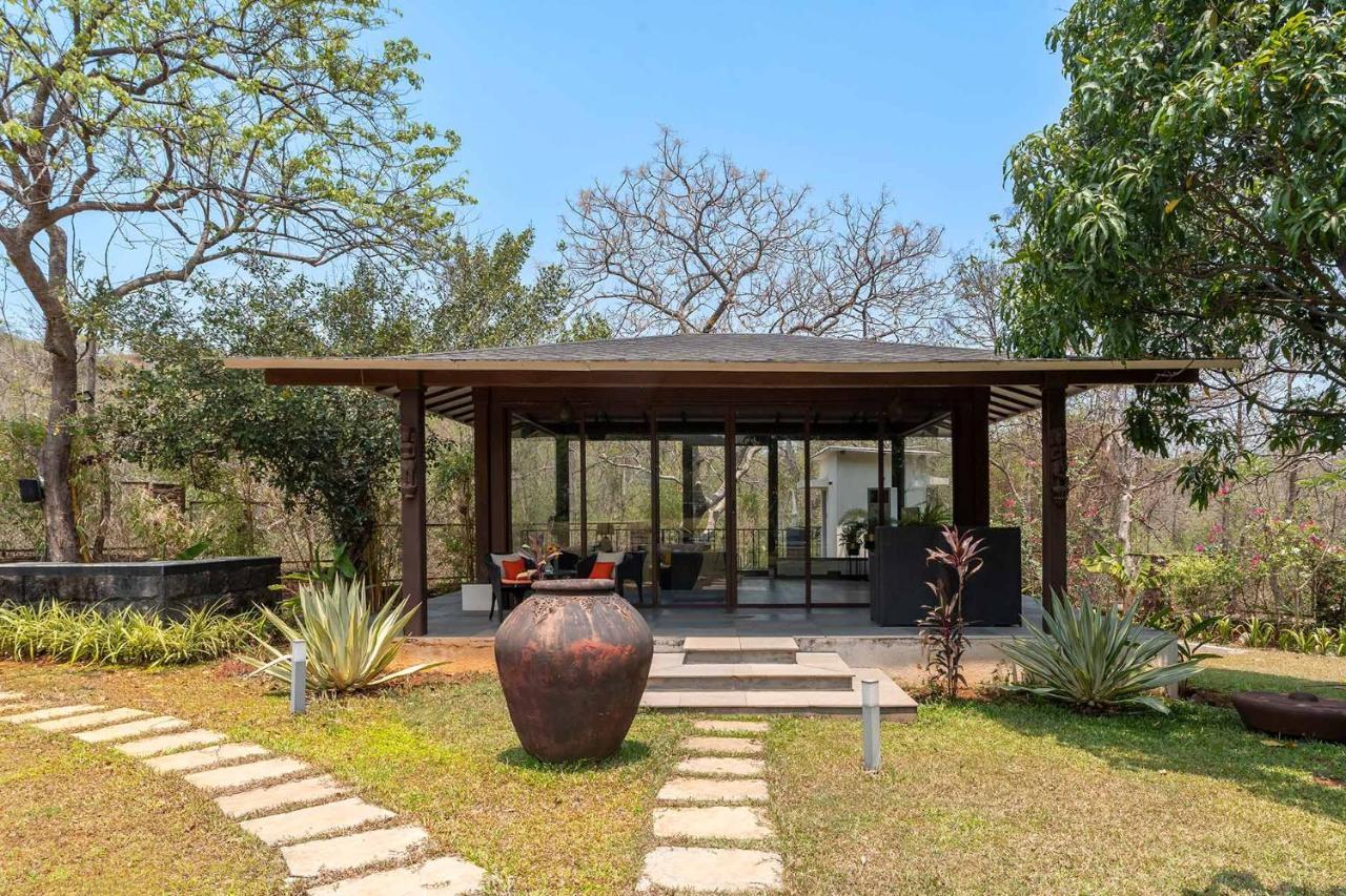 The Leaf By Stayvista - An Enchanting Escape Offering A Pool, Terrace, Lush Lawn, Contemporary Interiors, And Indoor Games Alībāg Dış mekan fotoğraf