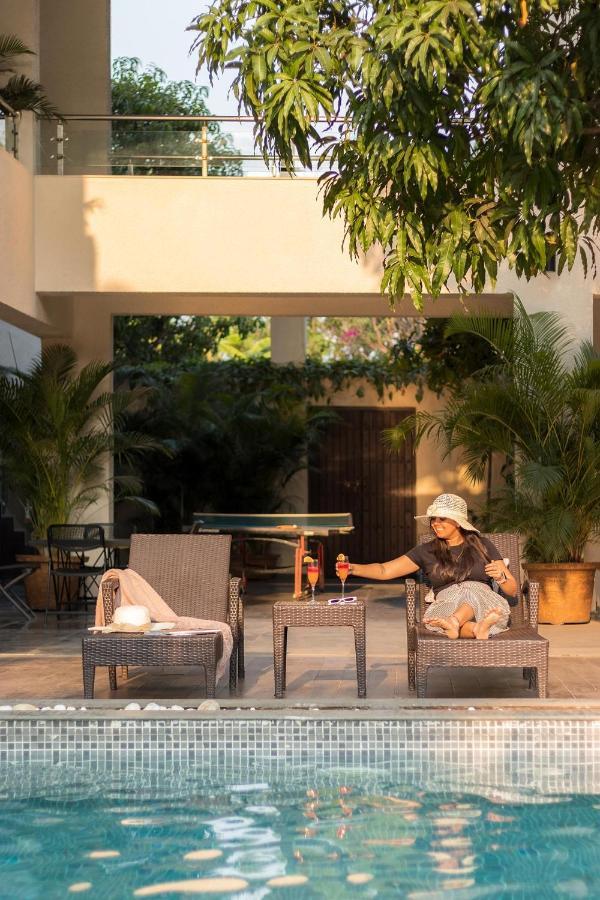 The Leaf By Stayvista - An Enchanting Escape Offering A Pool, Terrace, Lush Lawn, Contemporary Interiors, And Indoor Games Alībāg Dış mekan fotoğraf