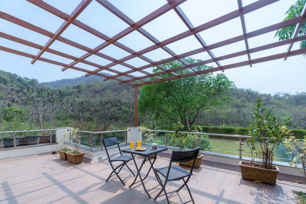 The Leaf By Stayvista - An Enchanting Escape Offering A Pool, Terrace, Lush Lawn, Contemporary Interiors, And Indoor Games Alībāg Dış mekan fotoğraf