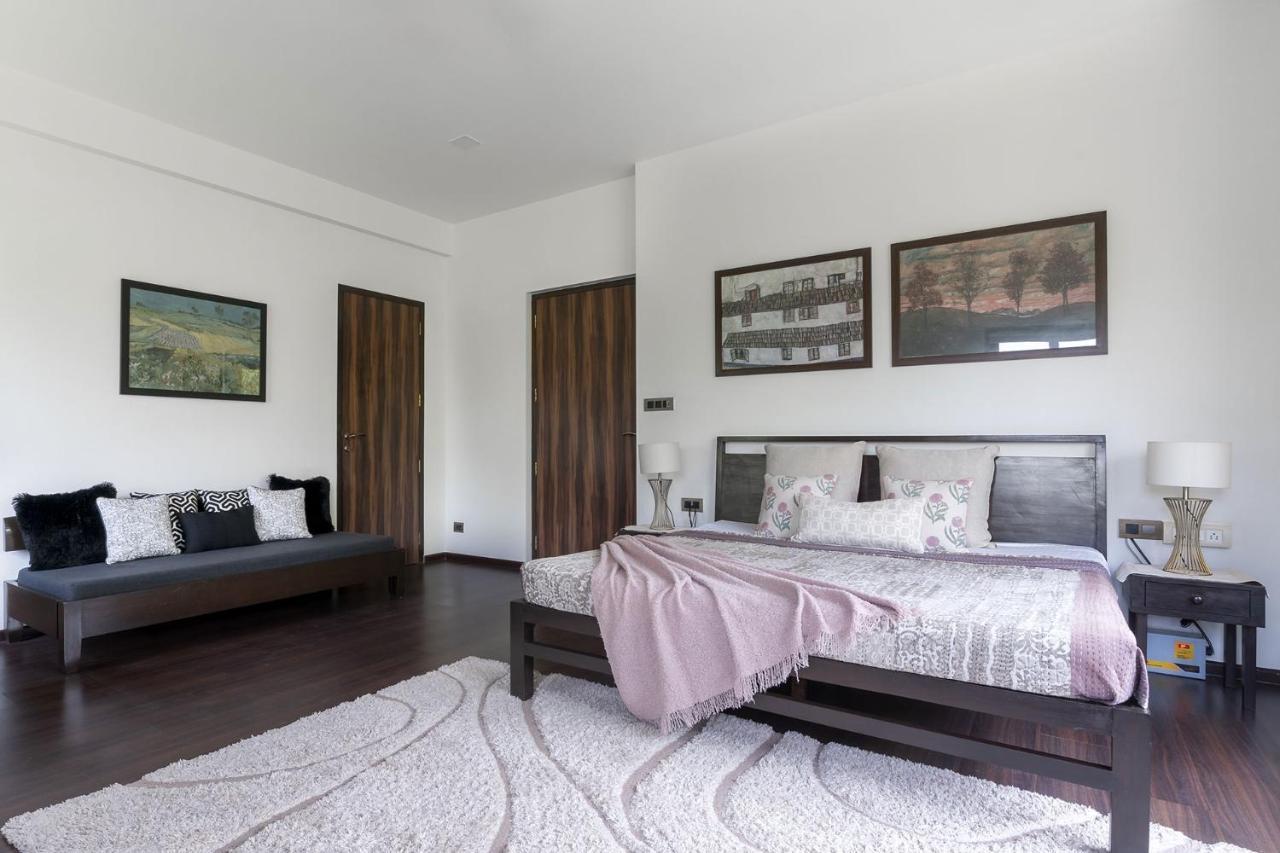 The Leaf By Stayvista - An Enchanting Escape Offering A Pool, Terrace, Lush Lawn, Contemporary Interiors, And Indoor Games Alībāg Dış mekan fotoğraf
