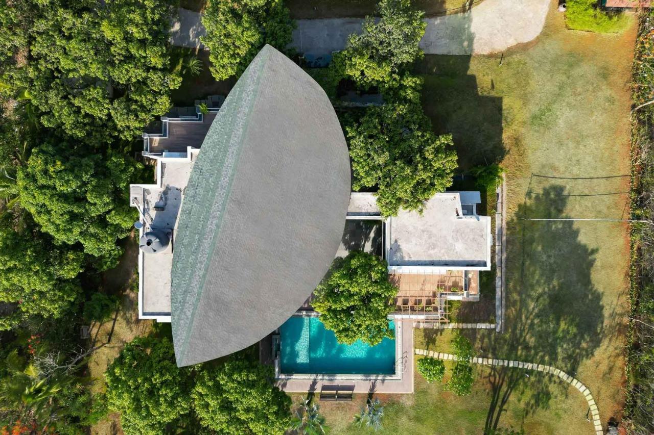 The Leaf By Stayvista - An Enchanting Escape Offering A Pool, Terrace, Lush Lawn, Contemporary Interiors, And Indoor Games Alībāg Dış mekan fotoğraf